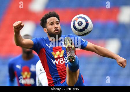 LONDRES, ANGLETERRE - MAI 16: Andros Townsend de Crystal Palace tente de contrôler le ballon pendant le match de la Premier League entre Crystal Palace et Aston Villa à Selhurst Park le 16 mai 2021 à Londres, Royaume-Uni. Les stades sportifs du Royaume-Uni restent soumis à des restrictions strictes en raison de la pandémie du coronavirus, car les lois de distanciation sociale du gouvernement interdisent aux fans à l'intérieur des lieux, ce qui entraîne des matchs à huis clos. (Photo par Sebastian Frej/MB Media) Banque D'Images