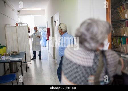 Milos, Grèce. 13 mai 2021. Les gens attendent en ligne pour être vaccinés contre le coronavirus au centre de vaccination de Milos avec le vaccin Pfizer-BioNTech. Sur l'île de Milos, par exemple, et sur d'autres îlots grecs, des taux de vaccination allant jusqu'à 90 pour cent pourraient être atteints dans les semaines à venir - notamment parce que les gens vivent du tourisme. Credit: Socrates Baltagiannis/dpa/Alay Live News Banque D'Images