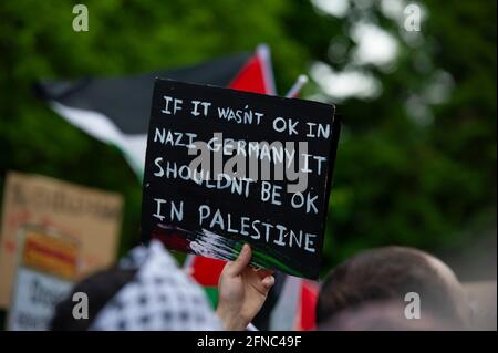 Varsovie, Varsovie, Pologne. 16 mai 2021. Un démonstrateur tient un écriteau lors d'un rassemblement de solidarité avec le peuple palestinien le 16 mai 2021 à Varsovie, en Pologne. Une centaine de personnes environ ont participé à un rassemblement devant l'ambassade de l'État de Palestine pour se tenir en solidarité avec les Palestiniens de Jérusalem et de Sheikh Jarrah et pour commémorer le 73e anniversaire de la Nakba. Crédit: Aleksander Kalka/ZUMA Wire/Alay Live News Banque D'Images