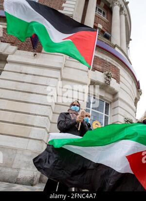 Eastbourne, Royaume-Uni. 16 mai 2021. Les manifestants se réunissent pour soutenir les Palestiniens suite aux réponses militaires d'Israël aux attaques de missiles contre Israël par les militants du Hamas. Credit: Newspics UK South/Alamy Live News Banque D'Images