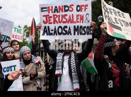 Varsovie, Varsovie, Pologne. 16 mai 2021. Les gens tiennent des écriteaux devant l'ambassade de l'État de Palestine le 16 mai 2021 à Varsovie, en Pologne. Une centaine de personnes environ ont participé à un rassemblement devant l'ambassade de l'État de Palestine pour se tenir en solidarité avec les Palestiniens de Jérusalem et de Sheikh Jarrah et pour commémorer le 73e anniversaire de la Nakba. Crédit: Aleksander Kalka/ZUMA Wire/Alay Live News Banque D'Images