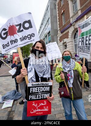 Eastbourne, Royaume-Uni. 16 mai 2021. Les manifestants se réunissent pour soutenir les Palestiniens suite aux réponses militaires d'Israël aux attaques de missiles contre Israël par les militants du Hamas. Credit: Newspics UK South/Alamy Live News Banque D'Images