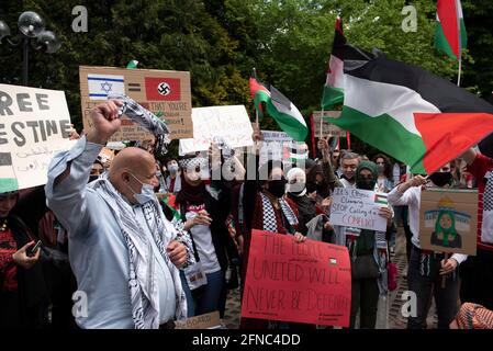 Varsovie, Varsovie, Pologne. 16 mai 2021. Des gens chantent des chansons et des drapeaux à vagues devant l'ambassade de l'État de Palestine le 16 mai 2021 à Varsovie, en Pologne. Une centaine de personnes environ ont participé à un rassemblement devant l'ambassade de l'État de Palestine pour se tenir en solidarité avec les Palestiniens de Jérusalem et de Sheikh Jarrah et pour commémorer le 73e anniversaire de la Nakba. Crédit: Aleksander Kalka/ZUMA Wire/Alay Live News Banque D'Images