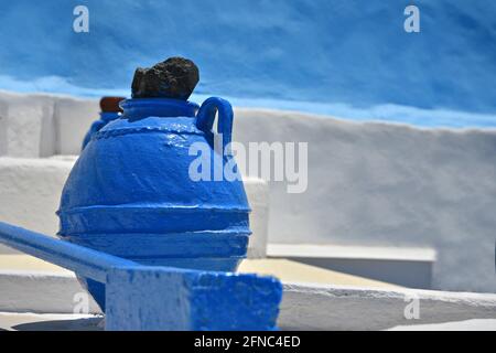 De l'argile artisanale bleue se trouve contre un mur blanchi à la chaux sur l'île de Santorini, dans les Cyclades en Grèce. Banque D'Images