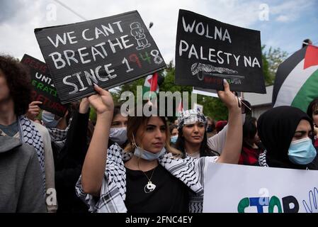 Varsovie, Varsovie, Pologne. 16 mai 2021. Le peuple porte des signes devant l'État de Palestine le 16 mai 2021 à Varsovie, en Pologne. Une centaine de personnes environ ont participé à un rassemblement devant l'ambassade de l'État de Palestine pour se tenir en solidarité avec les Palestiniens de Jérusalem et de Sheikh Jarrah et pour commémorer le 73e anniversaire de la Nakba. Crédit: Aleksander Kalka/ZUMA Wire/Alay Live News Banque D'Images