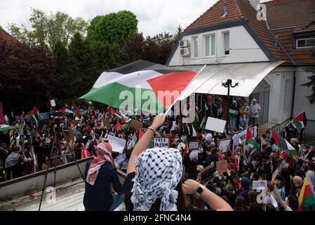 Varsovie, Varsovie, Pologne. 16 mai 2021. Les gens participent à un rassemblement de solidarité avec le peuple palestinien le 16 mai 2021 à Varsovie, en Pologne. Une centaine de personnes environ ont participé à un rassemblement devant l'ambassade de l'État de Palestine pour se tenir en solidarité avec les Palestiniens de Jérusalem et de Sheikh Jarrah et pour commémorer le 73e anniversaire de la Nakba. Crédit: Aleksander Kalka/ZUMA Wire/Alay Live News Banque D'Images