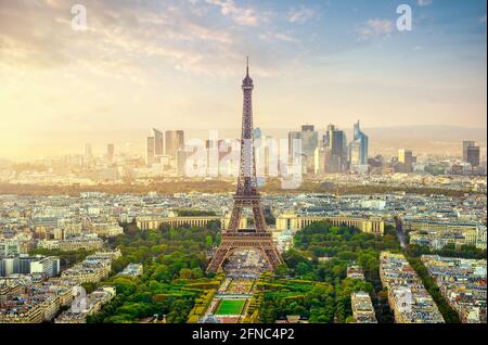 Le matin, déhantez Paris et la Tour Eiffel, vue d'en haut Banque D'Images