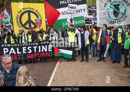 Londres, Royaume-Uni. 15 mai 2021. Mars pour la Palestine, le jour de Nakba. Des milliers de personnes ont marché de Marble Arch / Speakers Corner à l'ambassade israélienne à Kensington. Les attaques israéliennes contre Gaza, qui ont causé la mort et les expulsions de familles palestiniennes du quartier de Sheikh Jarrah à Jérusalem-est, ont fait l'objet d'une inquiétude accrue. Organisé par la campagne de solidarité palestinienne, la Coalition Halte à la guerre, les amis d'al-Aqsa, le Forum palestinien en Grande-Bretagne, l'Association musulmane de Grande-Bretagne et le CND. Photo, tête de la marche. Crédit : Stephen Bell/Alay Banque D'Images