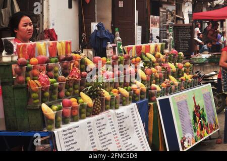 Vente de laotien boissons non alcoolisées eau et jus fruits shake pour les personnes lao et les voyageurs étrangers se rendent dans la région Faites vos achats à Louangphabang Street ni Banque D'Images