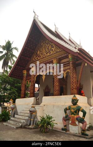 Wat AHAM ou Monastère du coeur et du stuc fleuris tigres et Ravana Hanuman gardiens pour les personnes laotiennes voyageurs étrangers visite de voyage respect Banque D'Images