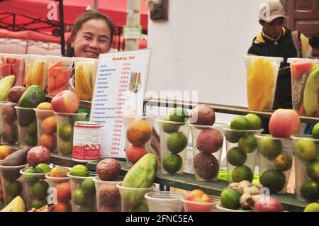 Vente de laotien boissons non alcoolisées eau et jus fruits shake pour les personnes lao et les voyageurs étrangers se rendent dans la région Faites vos achats à Louangphabang Street ni Banque D'Images
