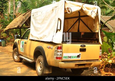 Une voiture de ramassage au zoo Wildlife Sanctuaries s'arrête pour un service d'attente Les laotiens et les voyageurs étrangers voyagent à Kuang si Chutes ou Tat Kuang si W. Banque D'Images