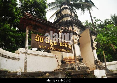 Wat Wisunalat ou Wat Wisunarat Visoun temple pour le peuple laotien et Les voyageurs étrangers voyagent visiter et respecter la prière bouddha Pra cela Makmo ou Pra Pathum Banque D'Images