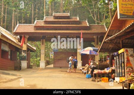 Guichet d'entrée à la porte pour les personnes lao et les voyageurs étrangers Achetez des billets pour visiter le zoo Wildlife Sanctuaries de Kuang si Chutes ou Tat Kuang si Wa Banque D'Images