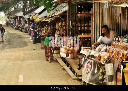 Cadeau souvenir produits alimentaires style laotien à la vente les laotiens Et les voyageurs étrangers dans les magasins locaux de Tat Kuang si Chutes d'eau ou chutes Kuang Xi à Loua Banque D'Images