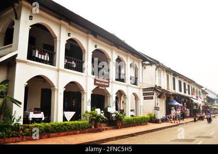 Bâtiment ancien rétro classique dans un site classé au patrimoine mondial pour Les personnes laotiennes et les voyageurs étrangers à pied visitent la visite à Luangpraba antique Banque D'Images