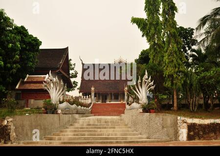 Ruines antiques bâtiment naga escaliers du temple Wat Hosian Voravihane Pour les personnes lao et les voyageurs étrangers Voyage de respect prier bouddha à Luangpr Banque D'Images