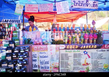 Les femmes lao vendent des boissons non alcoolisées, du jus d'eau et de la nourriture en-cas pour les laotiens et les voyageurs étrangers se rendent à Boutique locale de Louangphabang Ste Banque D'Images