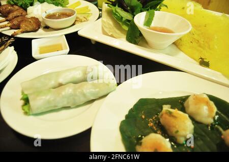 Nourriture locale rouleaux de feuilles de riz aux légumes frais ou rouleaux de printemps avec des légumes à vendre des voyageurs vietnamiens et étrangers voyage visite Shopping à Dong Kin Banque D'Images