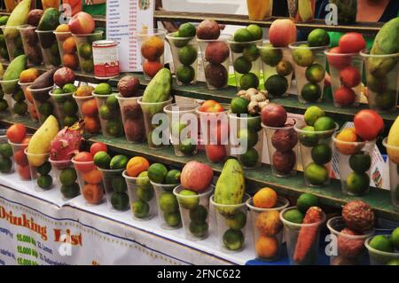 Vente de laotien boissons non alcoolisées eau et jus fruits shake smoothie pour les personnes laotiennes les voyageurs étrangers visitent les magasins à Boutique locale à Louangph Banque D'Images