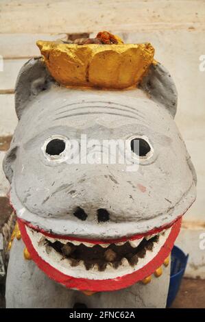 Statue en pierre de singha gardien de Wat AHAM ou Monastère de Le coeur en fleur et le stuc tigres pour le peuple laotien et visite de voyageurs étrangers Banque D'Images