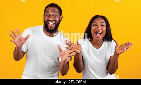 Portrait d'un couple noir excité qui entend de grandes nouvelles Banque D'Images