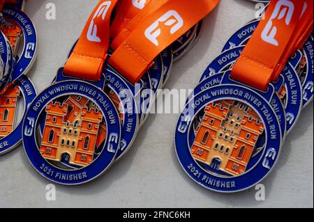 Windsor, Berkshire, Royaume-Uni. 16 mai 2021. Environ 700 coureurs sont entrés aujourd'hui sur le Royal Windsor Half Marathon River Trail. La finale à Alexandra Gardens, Windsor. Les coureurs étaient tous socialement distancés et ne pouvaient pas commencer la course avant d'être appelés individuellement. Les coureurs ont été ravis d'être de retour en compétition après la levée de certaines des restrictions de verrouillage du coronavirus Covid-19. Crédit : Maureen McLean/Alay Live News Banque D'Images