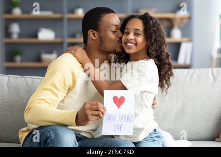 Adorable fille noire saluant son père avec le jour des Pères Banque D'Images