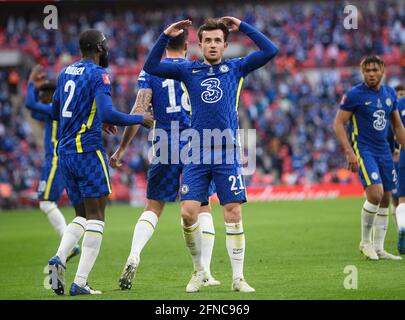 Londres, Royaume-Uni. 15 mai 2021. 15 mai 2021 - Chelsea / Leicester City - finale de la coupe FA - Stade Wembley - Londres Ben Chilwell célèbre la notation de l'égaliseur tardif de Chelsea qui a été plus tard refusé par le VAR lors de la finale de la coupe FA au stade Wembley, Londres crédit photo : Credit: Mark pain/Alay Live News Banque D'Images