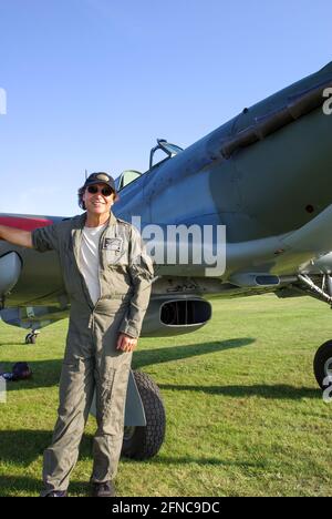 Peter Teichman avec son Hawker de la Seconde Guerre mondiale, l'ouragan MkiIB BE505, ayant fait ses débuts dans le salon de l'aéronautique de Rougham à Suffolk, au Royaume-Uni. Plus tard, un plan à deux sièges Banque D'Images