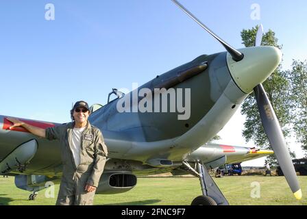 Peter Teichman avec son Hawker de la Seconde Guerre mondiale, l'ouragan MkiIB BE505, ayant fait ses débuts dans le salon de l'aéronautique de Rougham à Suffolk, au Royaume-Uni. Plus tard, un plan à deux sièges Banque D'Images