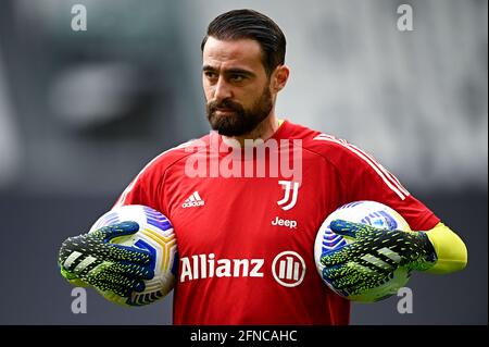 Turin, Italie. 15 mai 2021. Carlo Pinsoglio de Juventus FC tient des balles pendant l'échauffement avant le Serie UN match de football entre Juventus FC et FC Internazionale. Juventus FC a remporté 3-2 victoires sur FC Internazionale. Credit: Nicolò Campo/Alay Live News Banque D'Images