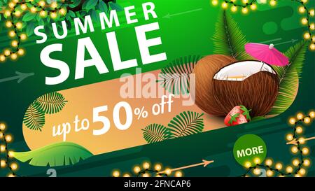 Soldes d'été, jusqu'à 50 rabais, bannière Web de rabais vert pour votre site Web avec cadre de guirlande, feuilles tropicales et cocktail de fraise en noix de coco Banque D'Images