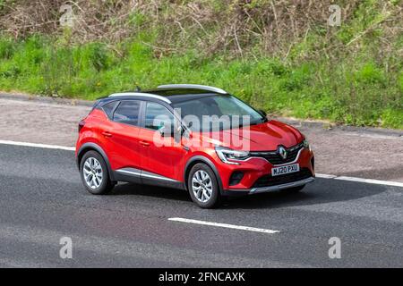 2020 rouge Renault Captur TCE Iconic SUV 5dr Pétrol Manual (s/s) (130 PS) suv à hayon ; circulation automobile, véhicules en mouvement, voitures, véhicule roulant sur les routes du Royaume-Uni, moteurs, conduite sur l'autoroute M6 réseau routier britannique. Banque D'Images