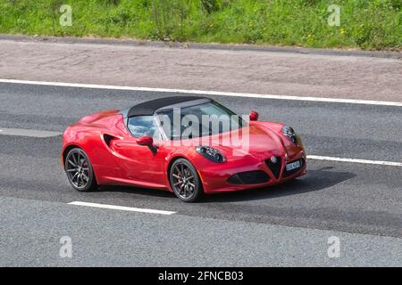 2016 rouge Alfa Romeo TDI Spider S-A tw-seater voiture de sport; circulation automobile, véhicules en mouvement, voitures, véhicule roulant sur les routes britanniques, moteurs, conduite sur l'autoroute M6 réseau routier britannique. Banque D'Images