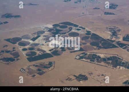 Doha – Qatar, 12 mai 2021 : vue aérienne montrant les modes d'irrigation circulaires des fermes entourées de désert Banque D'Images