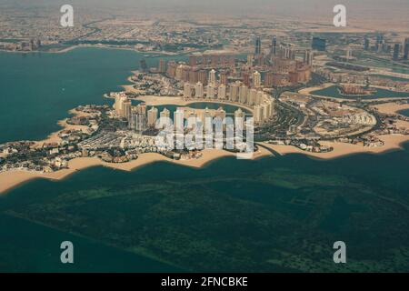 Doha – Qatar, 12 mai 2021 : vue aérienne montrant l'île Pearl-Qatar, l'un des plus grands développements immobiliers au Moyen-Orient Banque D'Images