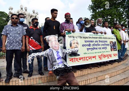 Dhaka, Bangladesh. 16 mai 2021. Les manifestants tiennent une effigie du Premier ministre israélien Benjamin Netanyahu et une bannière pendant la manifestation.Bangladesh Muktijuddho Moncho (UNE association non politique) proteste contre les attaques israéliennes contre les Palestiniens à Gaza, devant la Sculpture commémorative du Raju anti-terrorisme dans la région de l'Université de Dhaka. Crédit : SOPA Images Limited/Alamy Live News Banque D'Images