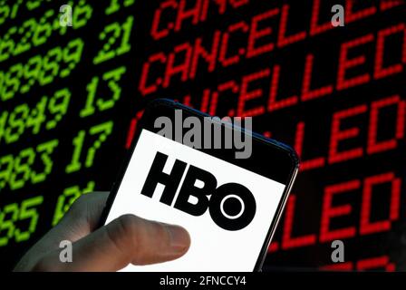 23 avril 2021, Chine : dans cette illustration, le logo HBO du réseau américain de télévision par câble et satellite haut de gamme Home Box Office est visible sur un appareil mobile Android avec une clé d'ordinateur qui indique annuler et annuler. (Image de crédit : © Budrul Chukrut/SOPA Images via ZUMA Wire) Banque D'Images