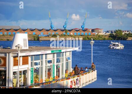 Restaurant en plein air, Mermaid Quay, la baie de Cardiff, Cardiff, Pays de Galles, Royaume-Uni Banque D'Images