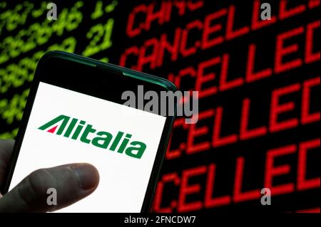 Chine. 23 avril 2021. Sur cette photo, le logo Alitalia de la compagnie aérienne italienne est visible sur un appareil mobile Android doté d'une clé d'ordinateur qui indique annuler et annuler. Crédit: Budrul Chukrut/SOPA Images/ZUMA Wire/Alay Live News Banque D'Images