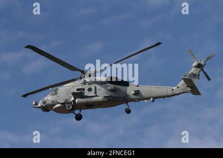 Un hélicoptère Sikorsky MH-60R Seahawk avec l'escadron de frappe maritime des hélicoptères (HSM-51, connu sous le nom de War Lords, sort de l'installation aérienne navale de Kanagawa. (Photo de Damon Coulter / SOPA Images / Sipa USA) Banque D'Images