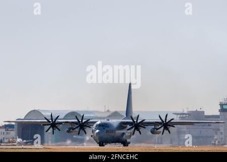 Une version à hélice à 8 pales d'un avion Hercules Lockheed KC-130T avec l'escadron de soutien logistique de la flotte VR-55 (les Minutemen) de la Marine américaine se prépare au décollage de l'installation aérienne navale de Kanagawa. (Photo de Damon Coulter / SOPA Images / Sipa USA) Banque D'Images