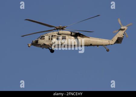 Un hélicoptère Sikorsky SH-60 Seahawk avec le transporteur d'assaut amphibie de la marine américaine, USS America (LHA-6), a vu voler à Kanagawa. (Photo de Damon Coulter / SOPA Images / Sipa USA) Banque D'Images