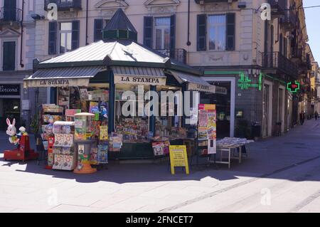 Un kiosque à journaux typiquement italien dans le centre-ville d'Alessandria, Piémont (Italie) Banque D'Images