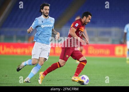 Pedro Rodriguez de Roma (R) vies pour le ballon avec Luis Alberto du Latium (L) pendant le championnat italien Serie UN match de football entre AS Roma et SS Lazio le 15 mai 2021 au Stadio Olimpico à Rome, Italie - photo Federico Proietti / DPPI / LiveMedia Banque D'Images