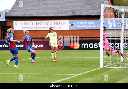 Danielle van de Donk, d'Arsenal, marque le troisième but du match lors du cinquième tour de la coupe Vitality Women's FA à Meadow Park, Londres. Date de la photo: Dimanche 16 mai 2021. Banque D'Images