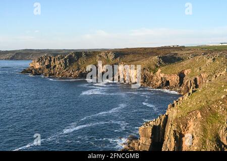 Belle côte aérienne sauvage, avec des falaises et la mer sur une vue de jour d'été à Lands End, Cornwall Banque D'Images