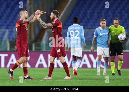 Gianluca Mancini (L) et Davide Santon (R) de Roma célèbrent à la fin du championnat italien Serie UN match de football entre AS Roma et SS Lazio le 15 mai 2021 au Stadio Olimpico à Rome, Italie - photo Federico Proietti / DPPI / LiveMedia Banque D'Images
