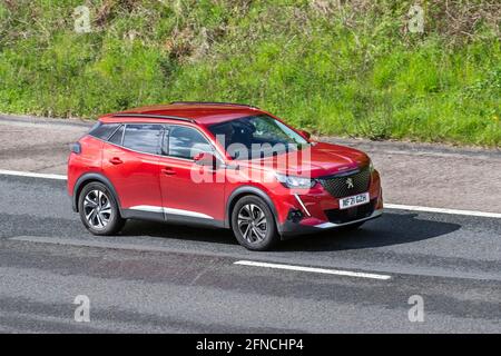 Rouge Peugeot 2008 (P1) ; circulation automobile, véhicules en mouvement, voitures, véhicule roulant sur les routes britanniques, moteurs, automobile sur l'autoroute M6 réseau routier britannique. Banque D'Images